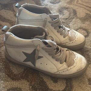 ShuShop White and Gray Star Sneakers
